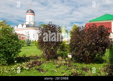 Auf dem Gebiet des Klosters Nikolo-Peshnoschsky im Dorf Lugowoi, Bezirk Dmitrovsky, Region Moskau. Das Kloster wurde 1361 gegründet. Stockfoto