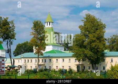 Auf dem Gebiet des Klosters Nikolo-Peshnoschsky im Dorf Lugowoi, Bezirk Dmitrovsky, Region Moskau. Das Kloster wurde 1361 gegründet. Stockfoto