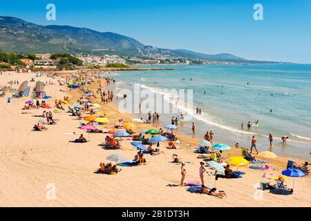 Alcossebre, SPANIEN - 11. JUNI 2017: Menschen, die das warme Wetter am Strand Romana in Alcossebre an der Costa del Azahar in Spanien genießen Stockfoto