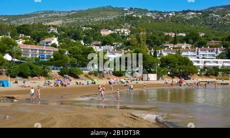 ALCOSSEBRE, SPANIEN - 12. JUNI 2017: Leute genießen das warme Wetter am Strand in Alcossebre Las Fuentes an der Costa del Azahar, Spanien Stockfoto