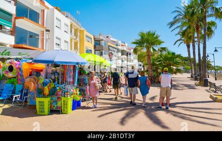 Vinaros, SPANIEN - 12. JUNI 2017: Spaziergänge auf der Paseo Blasco Ibanez Promenade in Vinaros, Spanien, die Strandpromenade neben der Playa del For Stockfoto