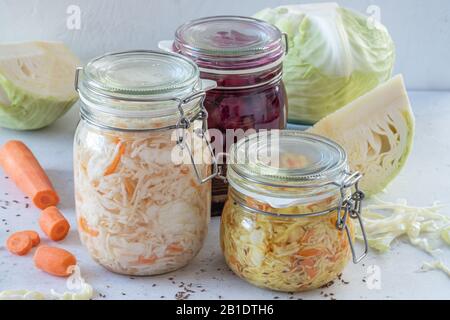 Fermentiert konserviertes vegetarisches Speisekonzept. Sauerkraut Sauerkraut Glasgefäße Stockfoto