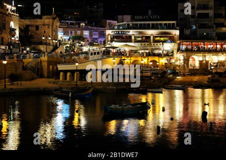 St. Julian's 02.02.2020 Blick auf Geschäfte und Restaurants der Sliema Bay in der Nacht Stockfoto