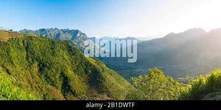 Ha Giang karst Geopark Berglandschaft im Norden Vietnams. Kurvenreiche Straße in die atemberaubende Landschaft. Ha Giang Motorrad Loop, berühmten Reiseziel biker Stockfoto