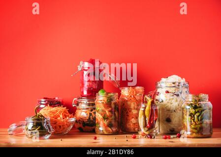Probiotika Lebensmittel Hintergrund. Koreanische Karotte, Kimchi, Rote Bete, Sauerkraut, eingepickte Gurken in Glasgefäßen. Winterfermentiertes und Konservennahrungskonzept. Banner mit Kopierbereich. Stockfoto