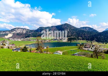 Schöner Blick auf den Thiersee, alpen, blauer Himmel, Wolken. Österreich, Tyrol, in der Nähe von Kufstein. Grenze zu Bayern, Deutschland, Stockfoto