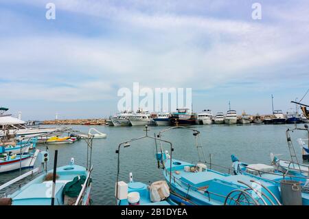 Ayia Napa, Zypern - 2. Juni 2018: Hafen von Ayia Napa. Der Hafen hat zahlreiche Fischerboote, Touristenboote und Luxusyachten angefahren. Stockfoto