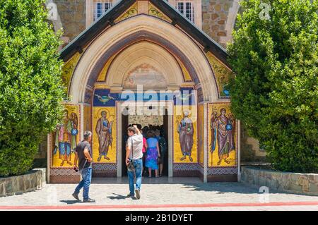 Troodos, Zypern - 07.06.2018: Touristen am Eingang zum alten Kykkos-Kloster an einem sonnigen Sommertag. Troodos Mountains. Ein Pilgerort Stockfoto