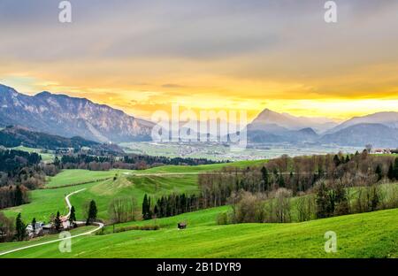 Schöner Blick auf den Sonnenuntergang im Inntal auf den alpen in der österreichischen Republik. Mit Grünfeldern bei Kufstein, Kaiser, Kaisergebirge, Grenze zu Bayern (Bayer Stockfoto