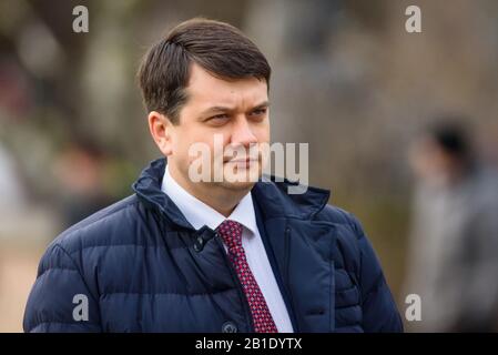 Riga, Lettland. Februar 2020. Dmytro Razumkov, Vorsitzender der Werchowna Rada und Inara Murnichte, Sprecher des Parlaments von Lettland, während der Blumenauflegung am Freiheitsdenkmal in Riga, Lettland. Credit: Gints Ivuskans/Alamy Live News Stockfoto