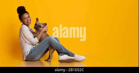 Happy Afro Woman Dog Owner Mit Ihrem Niedlichen Französischen Bulldog Puppy Stockfoto