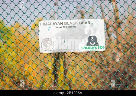 Srinagar, Jammu und Kaschmir, Indien: Vom - 31. Juli 2019: ein Schild lesen Himalayan Braunbär Gehäuse unter Dachigam Nationalpark Stockfoto