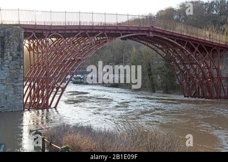 Ironbridge Gorge, Shropshire, Großbritannien. Februar 2020. Die weltberühmte Iron Bridge in der Stadt Ironbridge in Shropshire, England, streunte den Fluss Severn. Die Hochwasserstände nähern sich dem Rekordstand und setzen Häuser und Unternehmen in Gefahr. Gutschrift: Rob Carter/Alamy Live News Stockfoto