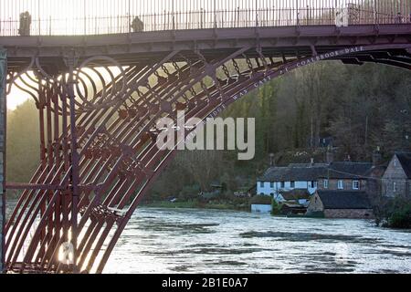 Ironbridge Gorge, Shropshire, Großbritannien. Februar 2020. Er ist die weltberühmte Iron Bridge in der Stadt Ironbridge in Shropshire, England, die den Fluss Severn streunte. Die Hochwasserstände nähern sich dem Rekordstand und setzen Häuser und Unternehmen in Gefahr. Gutschrift: Rob Carter/Alamy Live News Stockfoto