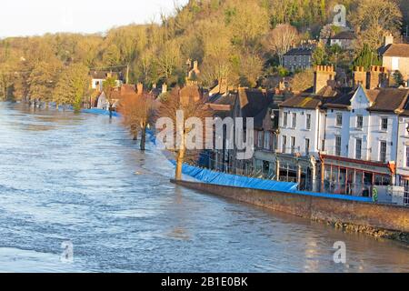 Ironbridge Gorge, Shropshire, Großbritannien. Februar 2020. Die temporären Hochwasserschutzbarrieren in der Stadt Ironbridge, Shropshire, England, halten die immer größer werdenden Pegel des River Severn zurück. Es wird davon ausgegangen, dass die Barrieren irgendwann in den nächsten 24 Stunden durchbrochen werden, da die Flussniveaus Rekordhöhen erreichen werden. Gutschrift: Rob Carter/Alamy Live News Stockfoto