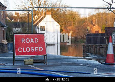 Niedrig gelegene Anwesen im Dorf Jackfield, Teil des Weltnaturerbes der Ironbridge Gorge, wachen erneut auf Überschwemmungen, da der Fluss Severn weiter ansteigt. Es wird erwartet, dass die Hochwassergewässer in den nächsten 24 Stunden Rekordwerte erreichen. Gutschrift: Rob Carter/Alamy Live News Stockfoto