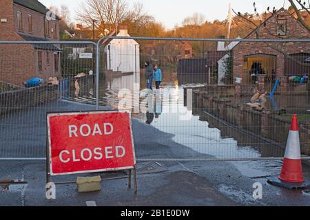 Niedrig gelegene Anwesen im Dorf Jackfield, Teil des Weltnaturerbes der Ironbridge Gorge, wachen erneut auf Überschwemmungen, da der Fluss Severn weiter ansteigt. Es wird erwartet, dass die Hochwassergewässer in den nächsten 24 Stunden Rekordwerte erreichen. Gutschrift: Rob Carter/Alamy Live News Stockfoto