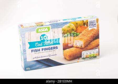 Eine Schachtel von Asda gefrorenen Fischfingern in Brotkrümeln aus Kabeljaufilet, Gadus morhua, fotografiert auf weißem Hintergrund. England GB Stockfoto