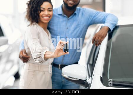 Paare, Die Neue Automatische Schlüsselstellung Im Händlerbetrieb Anzeigen, Zugeschnitten Stockfoto