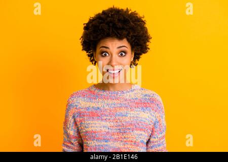 Porträt des staunen funky afro-amerikanischen Mädchen sehen unglaublich unerwarteten Schnäppchen Promo Scream tragen Casual Style Outfit isoliert über der gelben Farbe Stockfoto