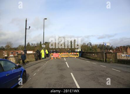 Die Brücke von Bewdley war wegen Überflutung des Flusses Severn verkehrsbedingt gesperrt. Stockfoto