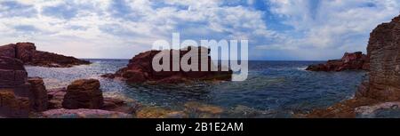 Herrlicher 180-Grad-Panoramablick auf die felsige Bucht mit blauem rauem Meer auf der Insel San Pietro in der Region Sardinien, wunderschönes Reiseziel für die Natur lo Stockfoto