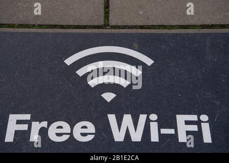 Berlin, Deutschland. Februar 2020. "Kostenloses WLAN" befindet sich auf der Etage der East Side Gallery. Credit: Paul Zinken / dpa / Alamy Live News Stockfoto