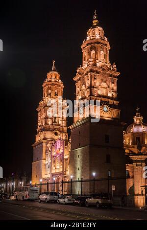 Morelia Kathedrale in der Nacht, historisches Zentrum von Morelia, Bundesstaat Michoacan, Mexiko, Mittelamerika Stockfoto