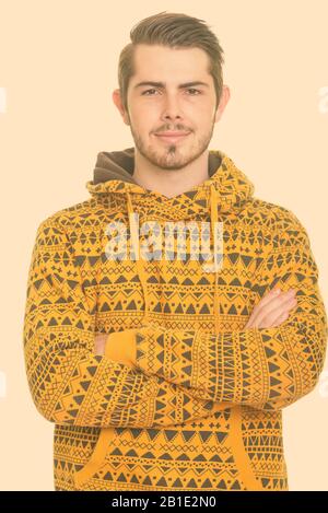 Porträt eines jungen, gutaussehenden bärtigen Mannes, der Hoodie trägt Stockfoto