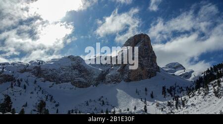 Bergmassiv entlang der Skipiste Stockfoto