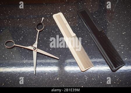 Haarkämme und Schere, Haarschneidewerkzeuge Stockfoto
