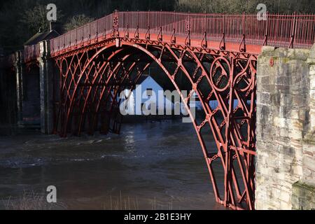 Allgemeiner Blick auf Überschwemmungen in Ironbridge, Shropshire, da der Fluss Severn weiterhin hoch ist, mit Warnungen vor weiteren Überschwemmungen in ganz Großbritannien. Siehe PA Story WETTERSTURM. Der Fotokredit sollte lauten: Nick Potts/PA Wire Stockfoto