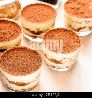 Glas mit cremiger Tiramisu und Lady Finger gefüllt Stockfoto