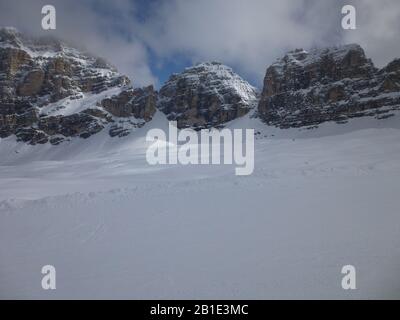 Bergmassiv entlang der Skipiste Stockfoto