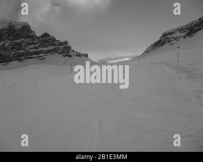 Bergmassiv entlang der Skipiste Stockfoto