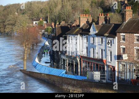 Temporäre Hochwasserschutzbarrieren in Ironbridge, Shropshire, da der Fluss Severn weiterhin hoch bleibt, mit Warnungen vor weiteren Überschwemmungen in ganz Großbritannien. Siehe PA Story WETTERSTURM. Der Fotokredit sollte lauten: Nick Potts/PA Wire Stockfoto