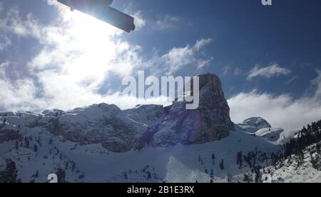 Bergmassiv entlang der Skipiste Stockfoto