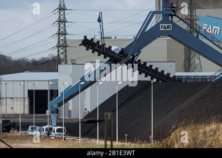 Datteln, Deutschland. Februar 2020. Umweltaktivisten haben sich an einem Förderkran des umstrittenen Kohlekraftwerks Datteln 4 verfestigt und ein Banner mit der Aufschrift "nicht wegschauen! Schau, denke, handle' ist beigefügt. Darunter auf der Straße stehen Polizeiwagen in Folge. Credit: Bernd Thissen / dpa / Alamy Live News Stockfoto