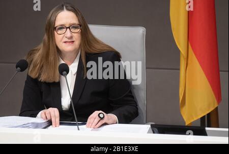 Hannover, Deutschland. Februar 2020. Im Niedersächsischen Landtag spricht Gabriele Andretta (SPD), Landtagspräsidentin von Niedersachsen. Credit: Julian Stratenschulte / dpa / Alamy Live News Stockfoto