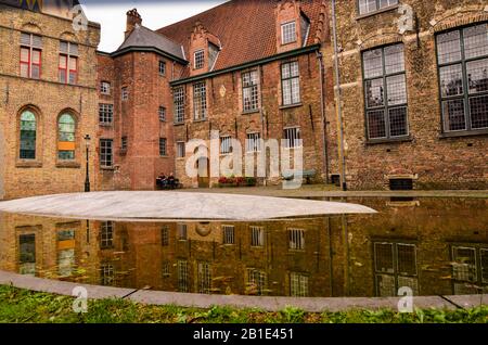 Brüggen, flandern-belgien. August 2019. An die Altstadt heran, zeigt sich der mittelalterliche Aspekt: Gepflasterte Straßen, niedrige rote Ziegelsteinhäuser. Stockfoto