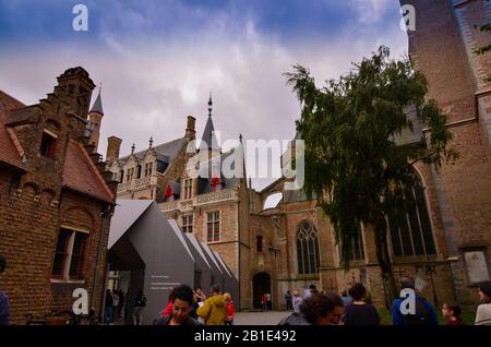 Brüggen, flandern-belgien. August 2019. An die Altstadt heran, zeigt sich der mittelalterliche Aspekt: Gepflasterte Straßen, niedrige rote Ziegelsteinhäuser. Stockfoto