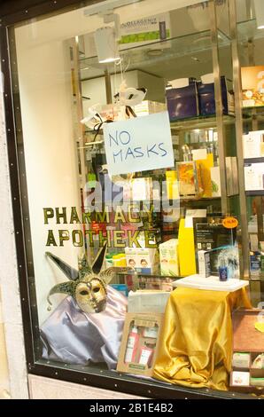 Apotheke ohne Masken im Fenster, Venedig, Italien Stockfoto