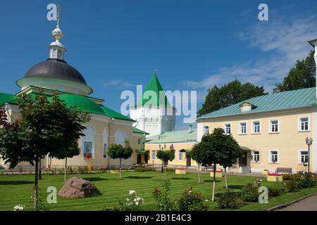 Auf dem Gebiet des Klosters Nikolo-Peshnoschsky im Dorf Lugowoi, Bezirk Dmitrovsky, Region Moskau. Das Kloster wurde 1361 gegründet. Stockfoto