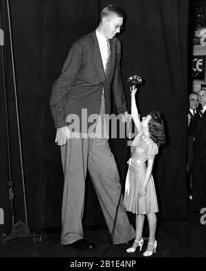 Robert Wadlow, "The Giant of Illinois." Wadlow Hat eine Höhe von 11 Fuß erreicht und ist damit die höchste bestätigte Person, die jemals gelebt hat Stockfoto