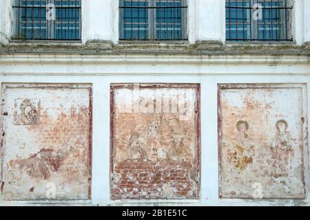 Freskenbilder an der Wand der Kirche St. Nikolaus der Wundertäter im Dorf Rogachevo Moskau, Bezirk Dmitrovsky Stockfoto