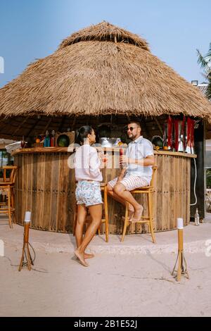 Bangsaen Chonburi Thailand schöner Strandclub Seafood Beach Club Bangsaen, die Menschen entspannen am Strand Stockfoto