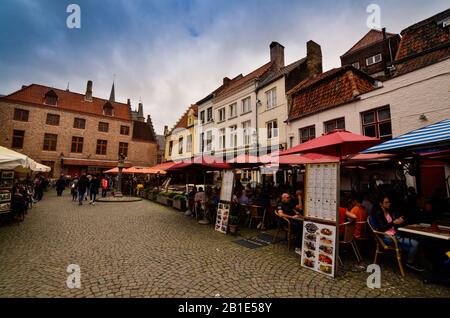 Brüggen, flandern-belgien. August 2019. An die Altstadt heran, zeigt sich der mittelalterliche Aspekt: Gepflasterte Straßen, niedrige rote Ziegelsteinhäuser. Stockfoto