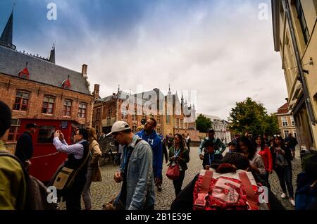 Brüggen, flandern-belgien. August 2019. An die Altstadt heran, zeigt sich der mittelalterliche Aspekt: Gepflasterte Straßen, niedrige rote Ziegelsteinhäuser. Stockfoto