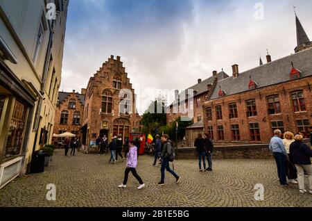 Brüggen, flandern-belgien. August 2019. An die Altstadt heran, zeigt sich der mittelalterliche Aspekt: Gepflasterte Straßen, niedrige rote Ziegelsteinhäuser. Stockfoto