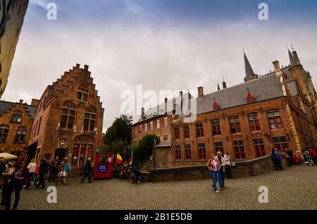 Brüggen, flandern-belgien. August 2019. An die Altstadt heran, zeigt sich der mittelalterliche Aspekt: Gepflasterte Straßen, niedrige rote Ziegelsteinhäuser. Stockfoto